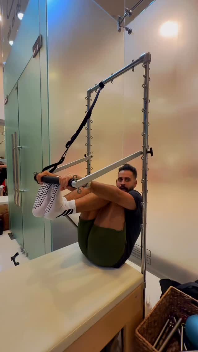 Tight hamstrings are more common than you think.
Not just from sitting… but from how we move.
Short steps.
Rushed reps.
Avoiding end range.
Over time, they adapt. And they stay there.
But here’s what most people miss:
Reaching the position is easy. Using it is the work.
It’s not about length. It’s about ownership.
Because your hamstrings affect:
1. Pelvic position — which impacts your lower back
2. Hip mobility — which limits your movement quality
3. Knee support — especially under load
4. Walking and running mechanics
5. How your spine moves and distributes tension
So when they’re tight, everything compensates.
Here’s how to actually release them:
1. Slow, controlled lengthening — not passive pulling
2. Add load in the stretch — build strength there
3. Breathe into the tension — don’t hold your breath
4. Stay longer — give the tissue time to adapt
5. Repeat consistently — not just when you feel tight
Flexibility without strength doesn’t last.
That’s where real change happens.
Comment HAMSTRINGS and I’ll guide you.
⸻——————————————————————
.
.
.
.
.
.
tight hamstrings, hamstring stretch, hamstring mobility, lower back pain relief, hip mobility, pilates hamstrings, flexibility training, mobility exercises, active stretching, movement quality
⸻———————————
#therealmethod #hamstringstretch #mobilitytraining #pilatesstrength #movementquality